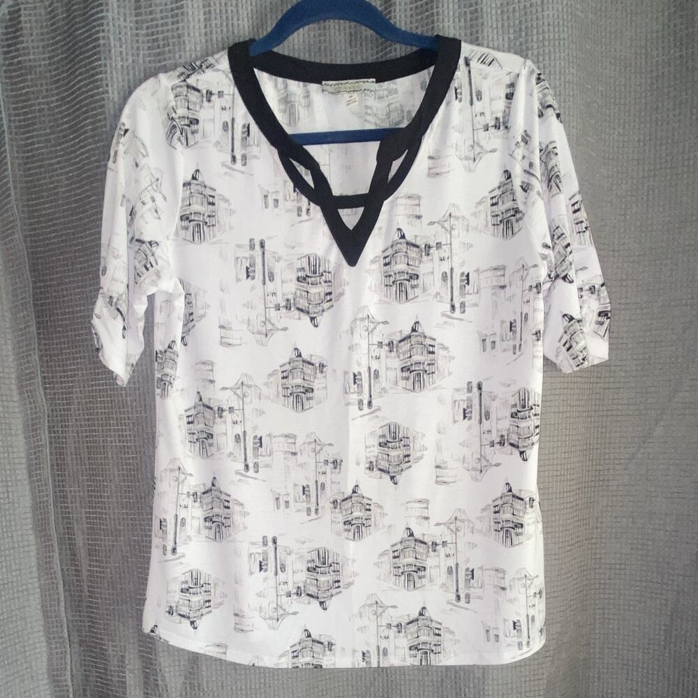 Corvia Women's M White/Black Graphic Print V-Neck Short Sleeve Tunic Top